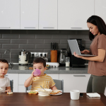 Cara Membagi Waktu Antara Karier, Keluarga, Dan Me-Time