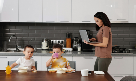 Cara Membagi Waktu Antara Karier, Keluarga, Dan Me-Time