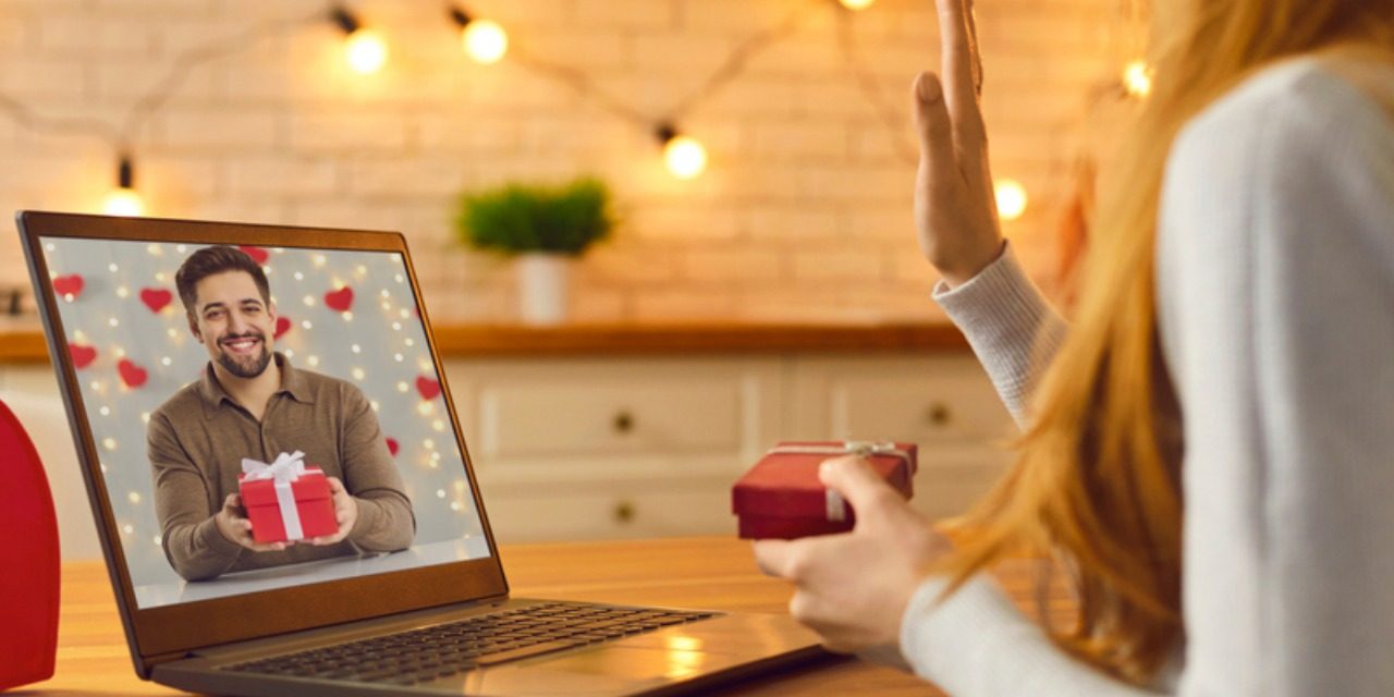 Online Romance Day Pasangan LDR Kirim Hampers Virtual