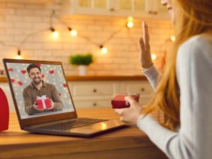 Online Romance Day Pasangan LDR Kirim Hampers Virtual