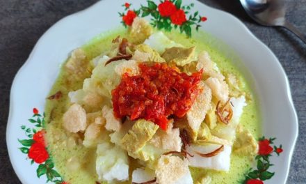 Mencicipi Kupat Glabed Tegal: Ketupat Kuah Santan Super Kental