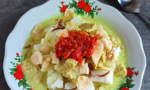 Mencicipi Kupat Glabed Tegal: Ketupat Kuah Santan Super Kental