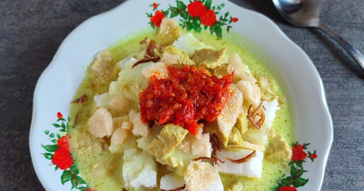 Mencicipi Kupat Glabed Tegal: Ketupat Kuah Santan Super Kental