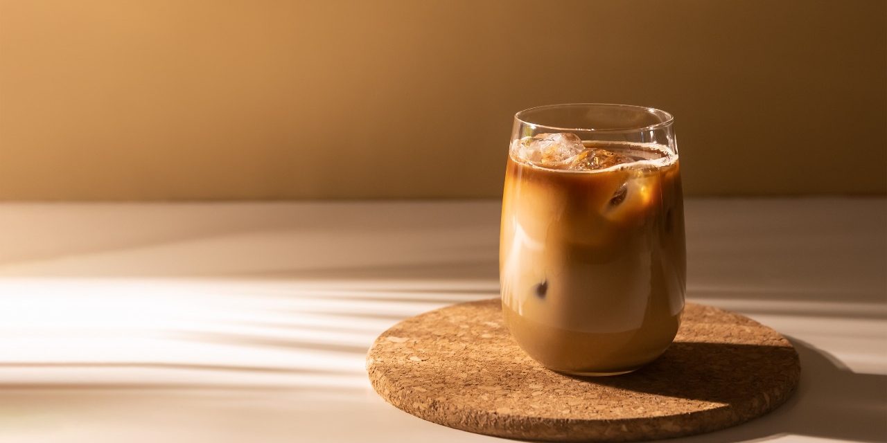 Trik Minum Es Kopi Susu Tanpa Di Aduk Biar Lambung Aman
