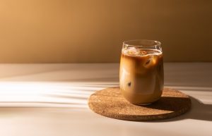 Trik Minum Es Kopi Susu Tanpa Di Aduk Biar Lambung Aman