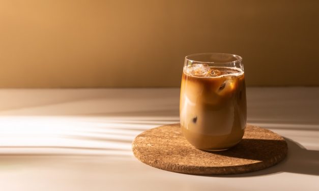 Trik Minum Es Kopi Susu Tanpa Di Aduk Biar Lambung Aman