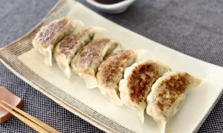 Gyoza Kare Osaka: Ketika Pangsit Goreng Berendam Kari Kental