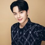 Aktor Song Kang Terlihat Pakai Kemeja Batik Saat Liburan Di Bali