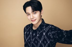 Aktor Song Kang Terlihat Pakai Kemeja Batik Saat Liburan Di Bali