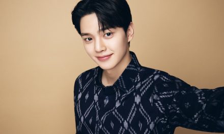 Aktor Song Kang Terlihat Pakai Kemeja Batik Saat Liburan Di Bali