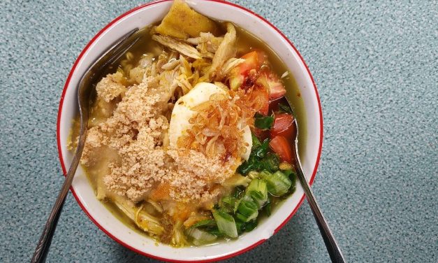 Lezatnya Soto Lamongan Dengan Taburan Bubuk Koya Udang