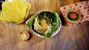 Menikmati Pecel Semanggi Surabaya Berkuah Ketela Manis