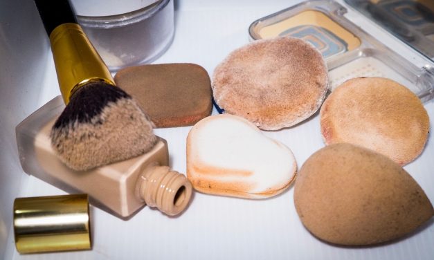 Bahaya Sponge Bedak Lembap Yang Terlalu Lama Digunakan
