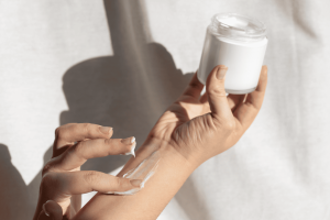 Cegah Penuaan Dini: Manfaat Hand Cream SPF Saat Berkendara