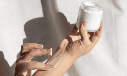 Cegah Penuaan Dini: Manfaat Hand Cream SPF Saat Berkendara