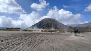 Bromo Kembali Di Buka, 1.145 Wisatawan Padati Lautan Pasir