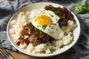 Loco Moco Hawaii: Nasi Patty Daging Telur Dan Saus Gravy