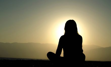 Studi Yale: 15 Menit Tanpa HP Di Pagi Hari Bikin Mood Stabil