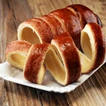 Menjajal Chimney Cake Roti Dengan Gula Berkaramel Renyah