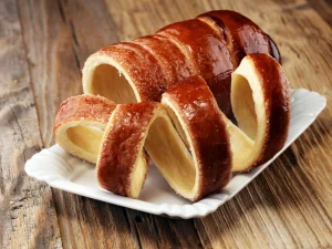 Menjajal Chimney Cake Roti Dengan Gula Berkaramel Renyah